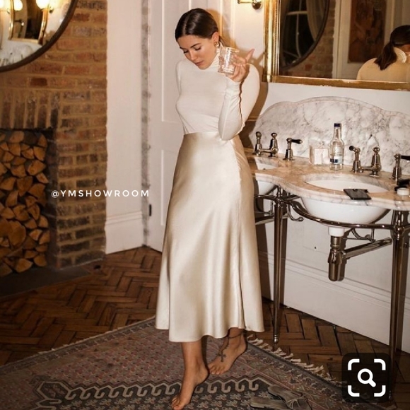 Zara Dresses & Skirts - 🔥Last 1🔥Satin midi skirt